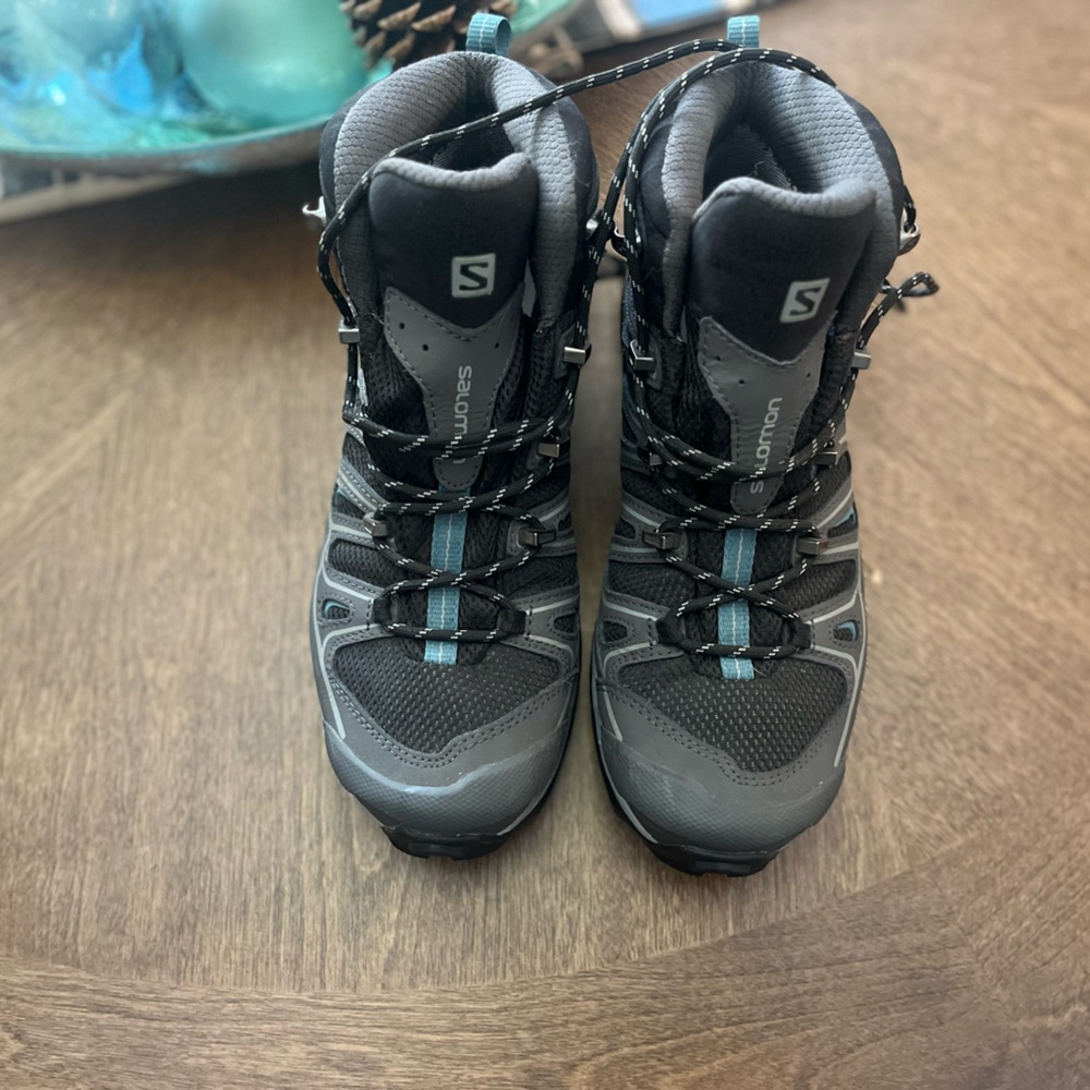 NWOT Salomon Goretex Hiking Boots Size 7.5 w/ Ice Cleats